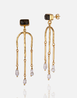 Load image into Gallery viewer, Gold-plated pearl earrings with elegant design.