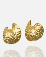 Cargue la imagen en el visor de la galería, Golden Ripple Studs inspired by Roman and Hellenistic designs, crafted from 24K gold-plated brass.
