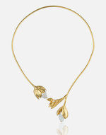 Cargue la imagen en el visor de la galería, Golden Bloom Choker with gold blossoms and pearls.
