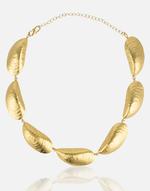 Cargue la imagen en el visor de la galería, Shells Harmony Necklace with 24K gold plating and intricate shell details.
