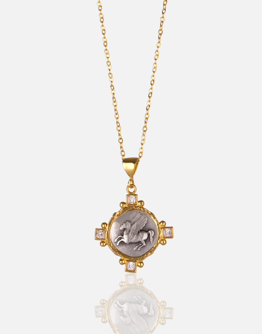 Collar de medallón de zafiro de Pegasus