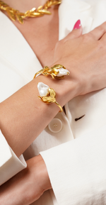 Load image into Gallery viewer, Pearl Sophistication Bracelet with lustrous gold accents, BR00246.

